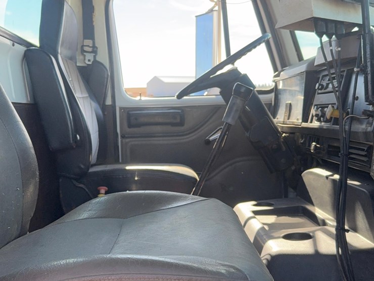 1995-international-8100-image-25