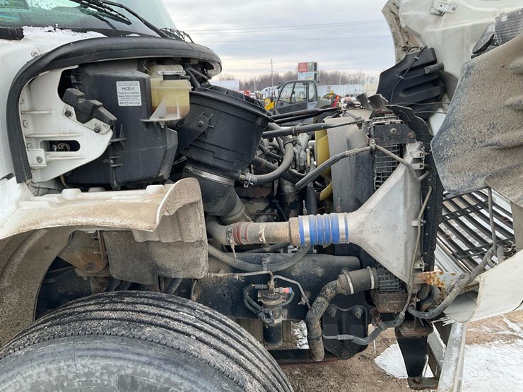 2005-freightliner-m2-106-image-69