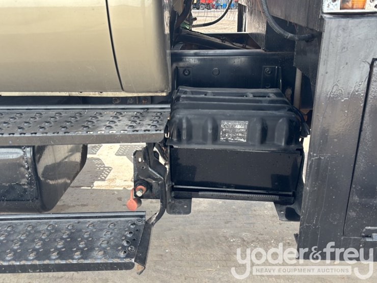 2009-ford-750-image-27