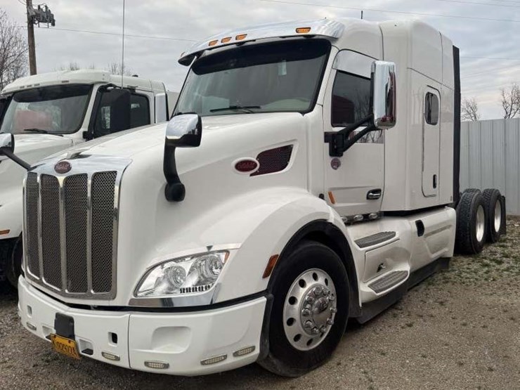 2019-peterbilt-image-1