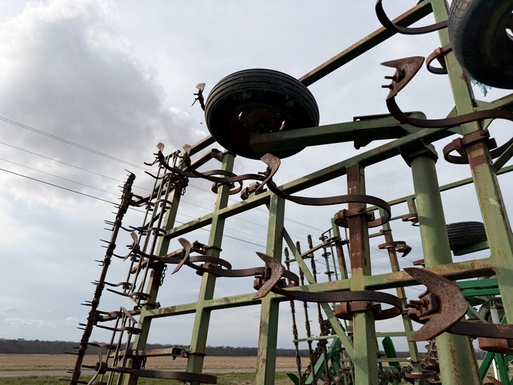 john-deere-32-image-44