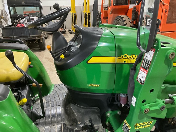 2010-john-deere-3520-image-45