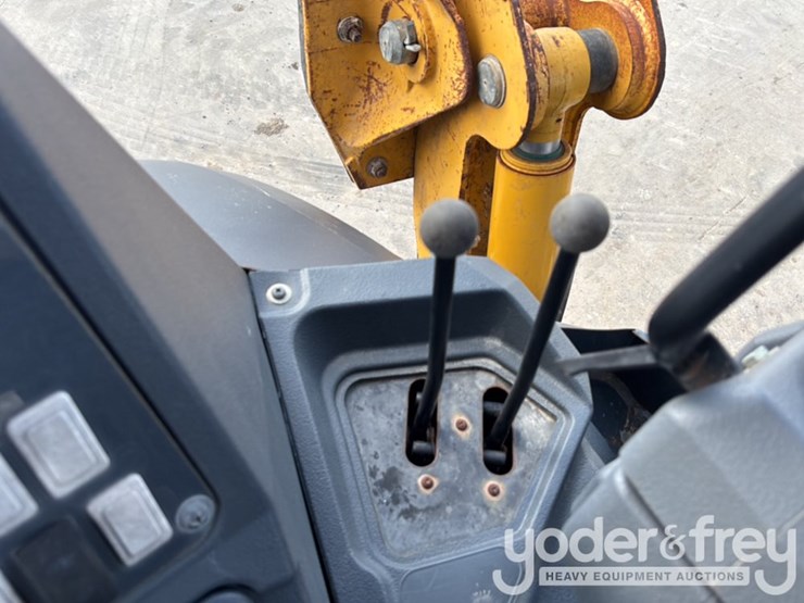2019-deere-310l-image-46