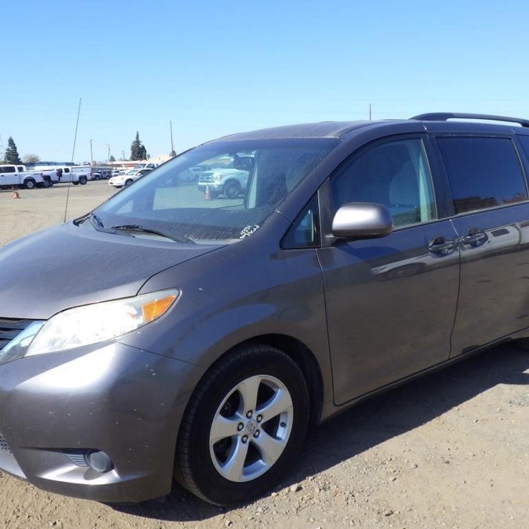 2013 TOYOTA SIENNA