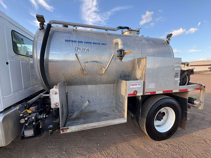 2018-hino-268a-image-23