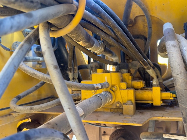 2011-deere-524k-image-28