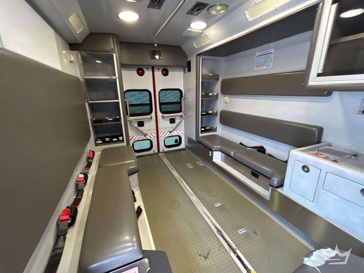 2016-freightliner-m2-106-image-29