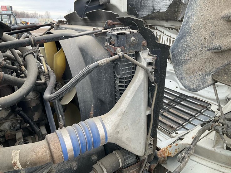 2005-freightliner-m2-106-image-72