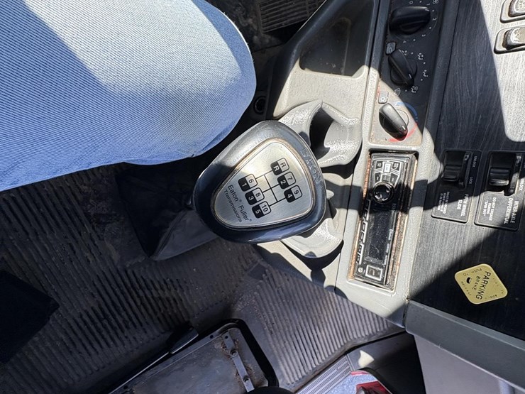 2004-freightliner-columbia-112-image-28