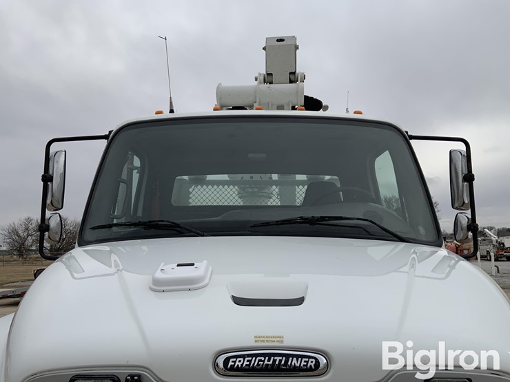 2010-freightliner-m2-106-image-15