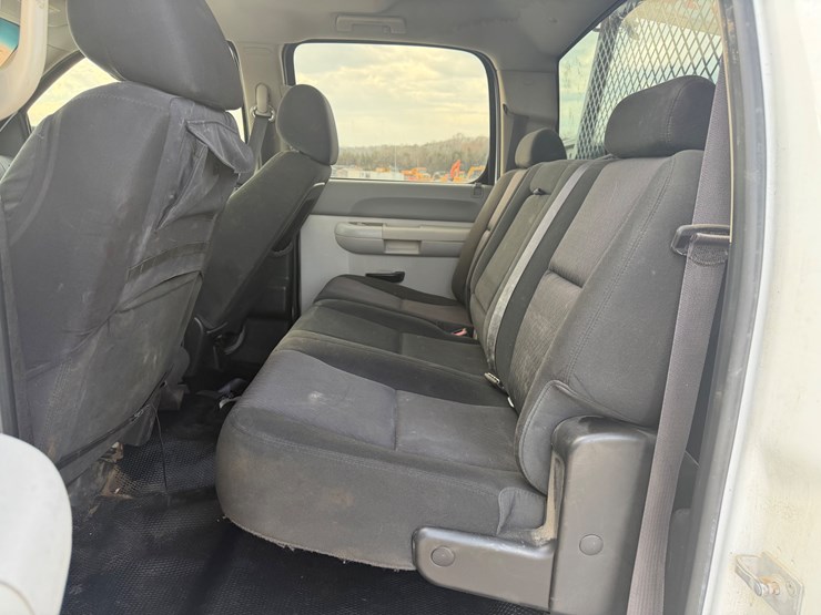 2014-chevrolet-3500-image-15