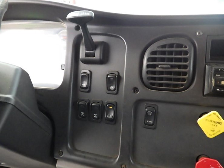 2016-freightliner-m2-15'-t/a-water-truck-image-36