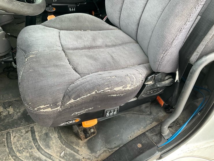 2005-freightliner-m2-106-image-81