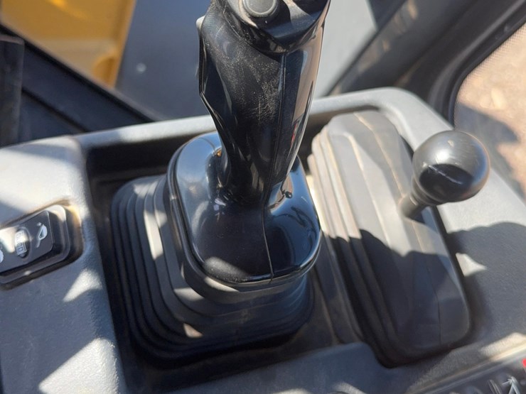 2011-deere-524k-image-36