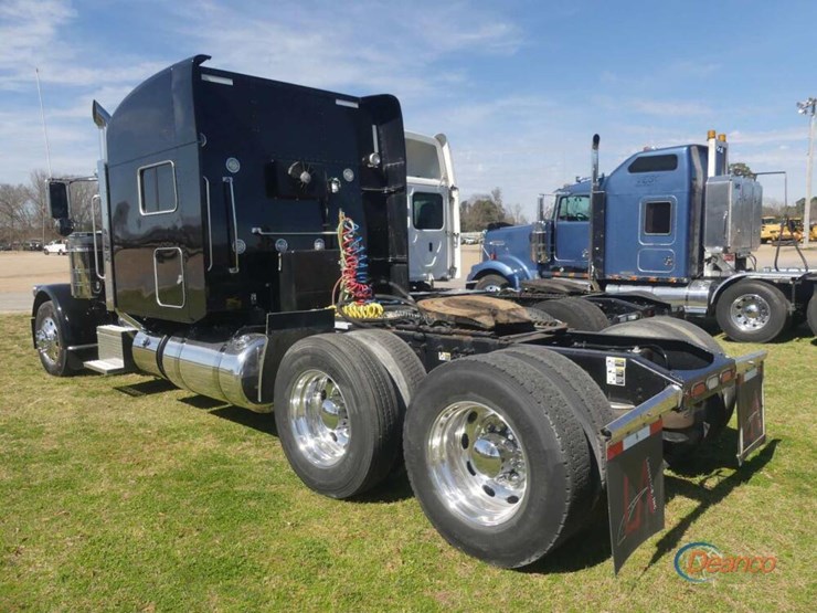 2022-peterbilt-389-image-3