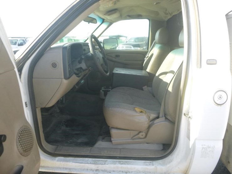 2004-chevrolet-2500-image-9