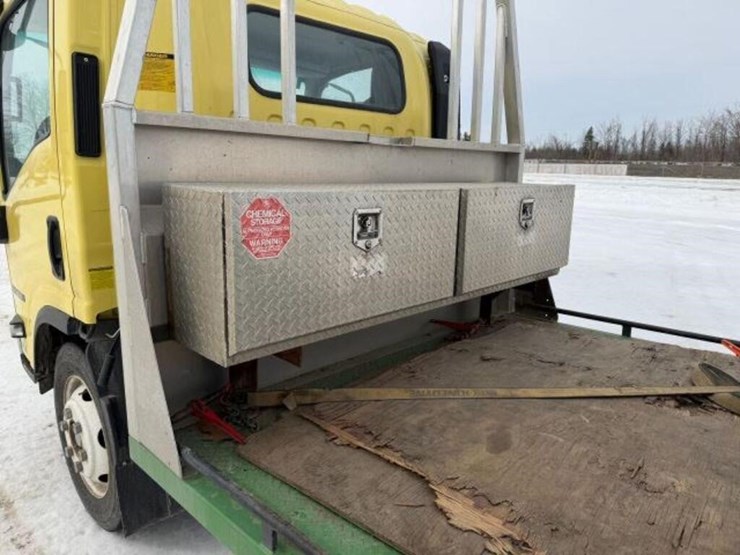 2022-isuzu-nrr-image-25