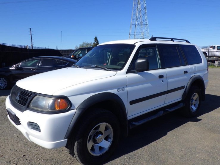 2003-mitsubishi-montero-image-1