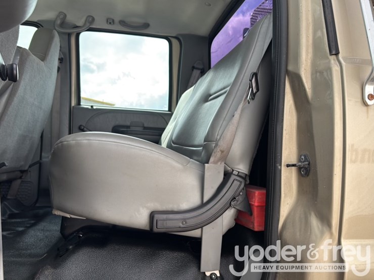 2009-ford-750-image-37