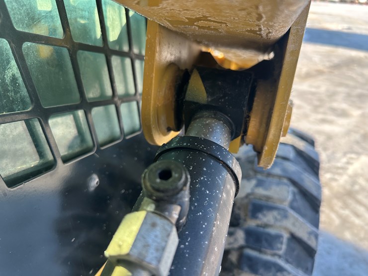 2018-caterpillar-236d-image-23