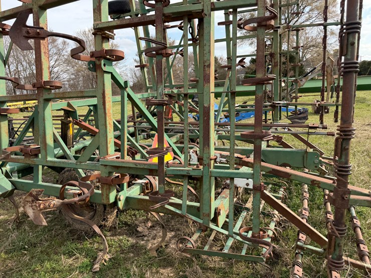 john-deere-32-image-24