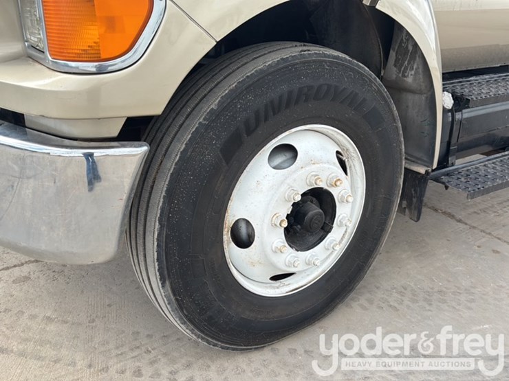 2009-ford-750-image-9