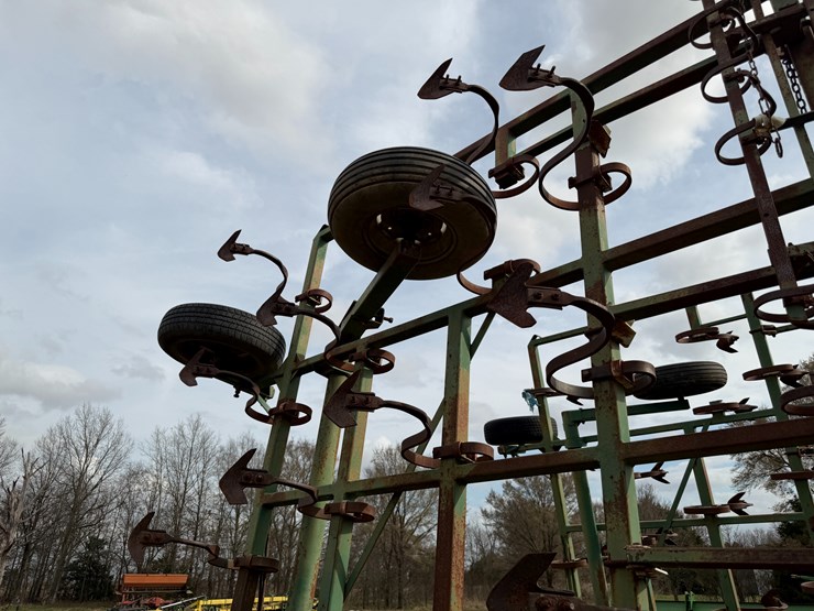 john-deere-32-image-27