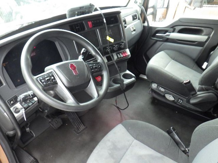 2024-kenworth-t680-image-17