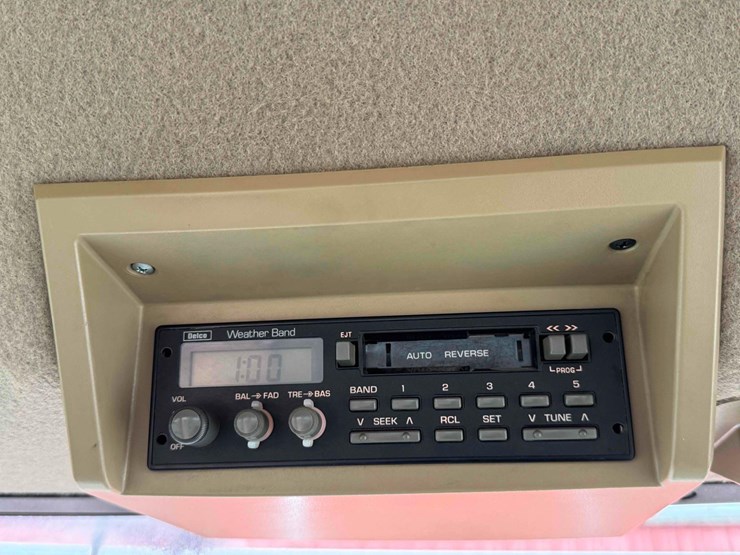 1997-john-deere-8300-image-25