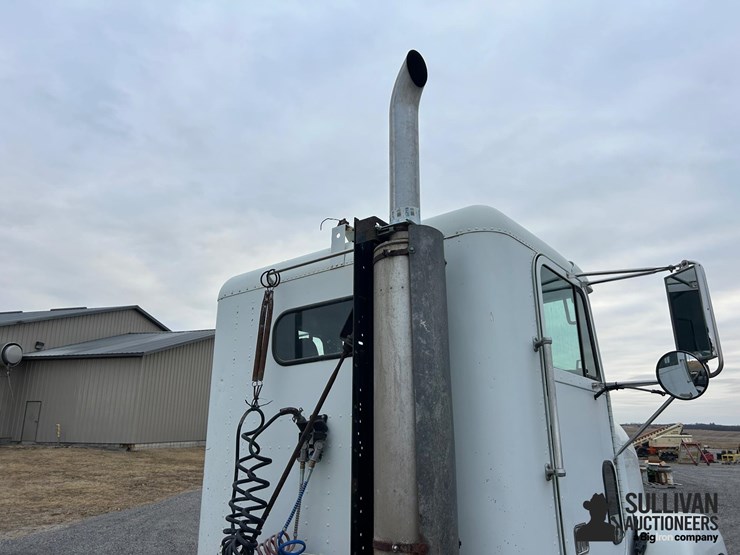 1999-freightliner-fld120-image-14