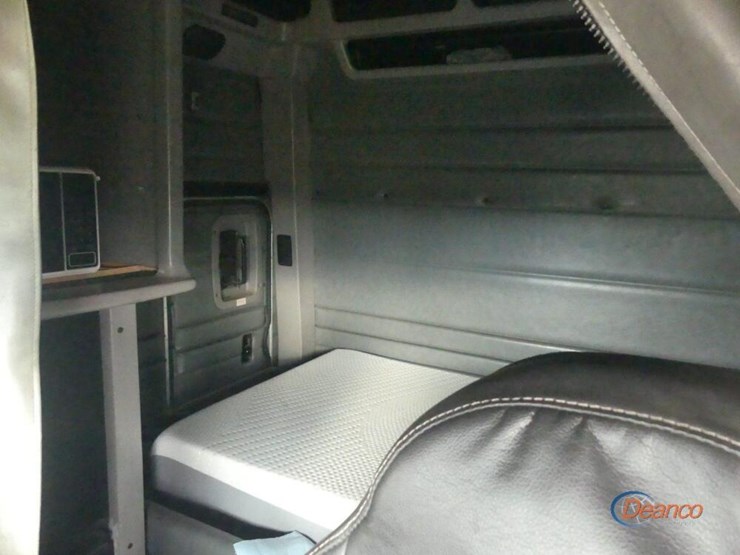 2004-peterbilt-379-image-17