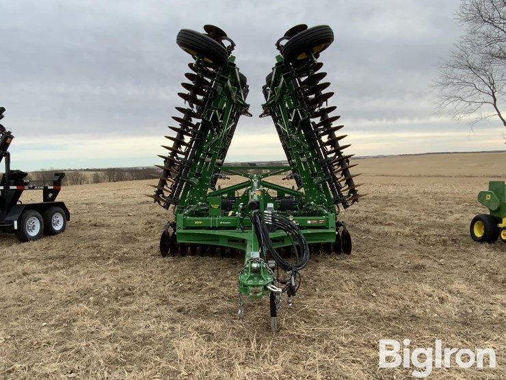 2019-john-deere-33-image-2