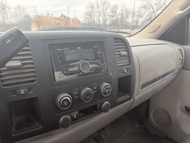 2013-chevrolet-silverado-2500hd-image-17