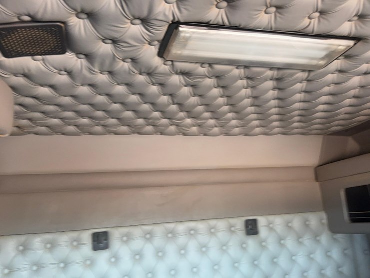 2004-kenworth-w900-image-47