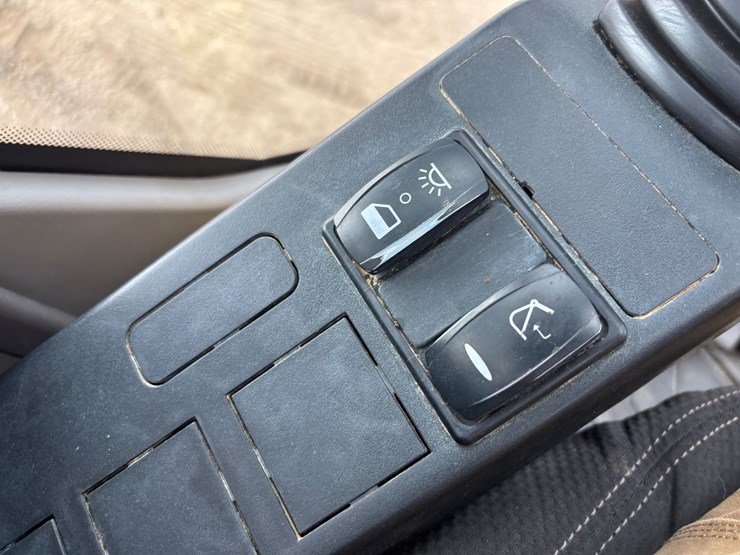 2022-volvo-ec220el-image-54