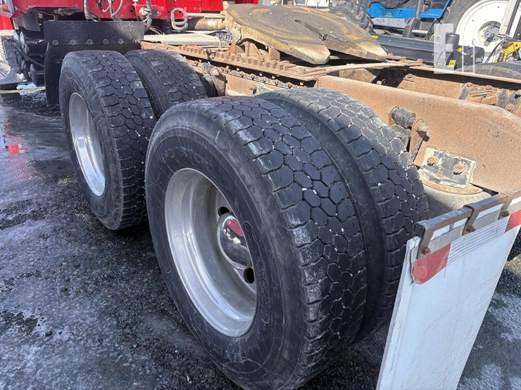 2004-freightliner-columbia-112-image-10