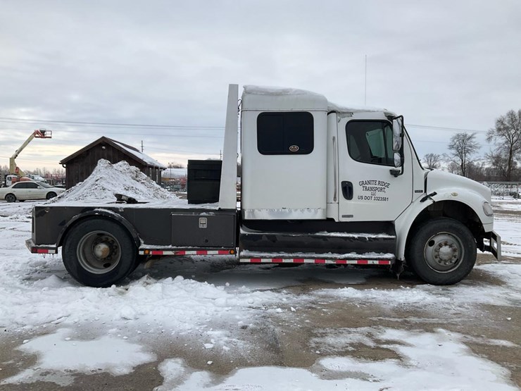 2005-freightliner-m2-106-image-6