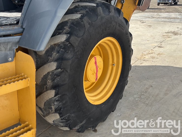 2019-deere-310l-image-11