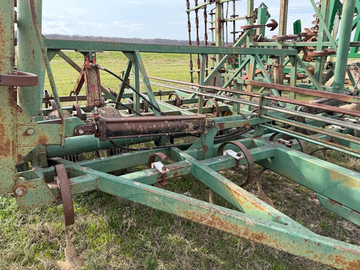 john-deere-32-image-41