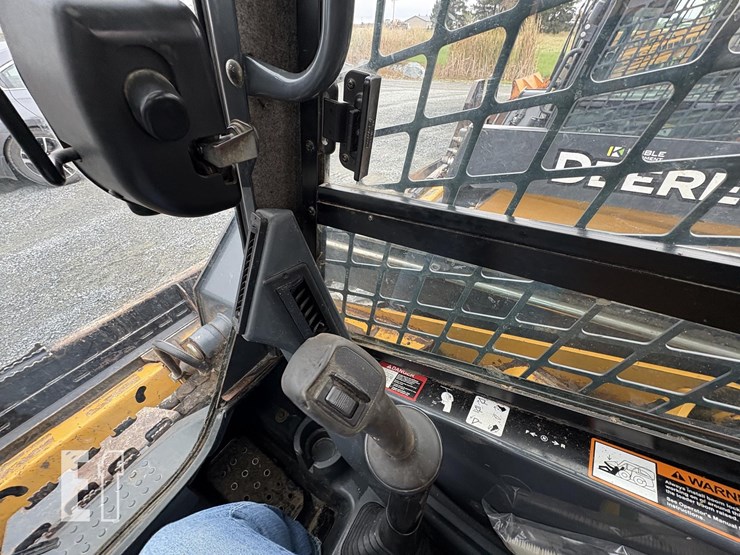 2015-deere-326e-image-17