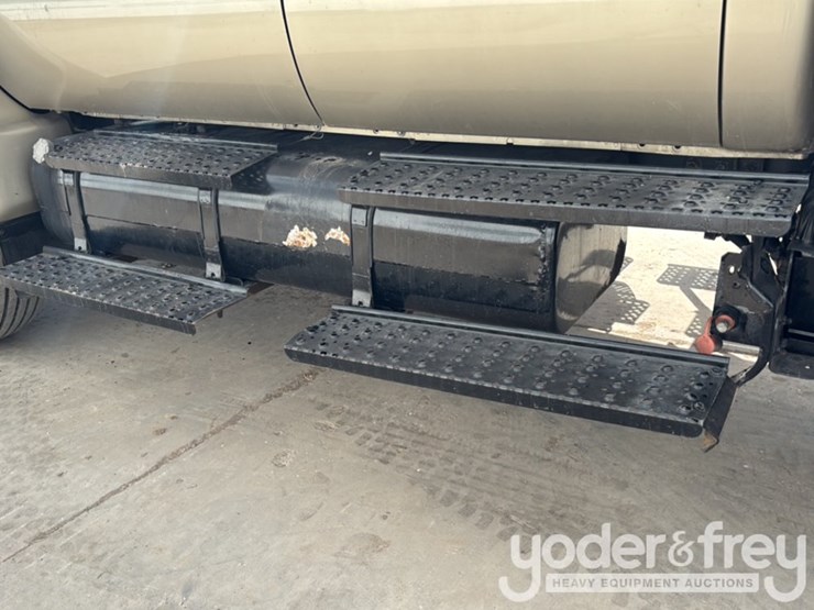 2009-ford-750-image-26