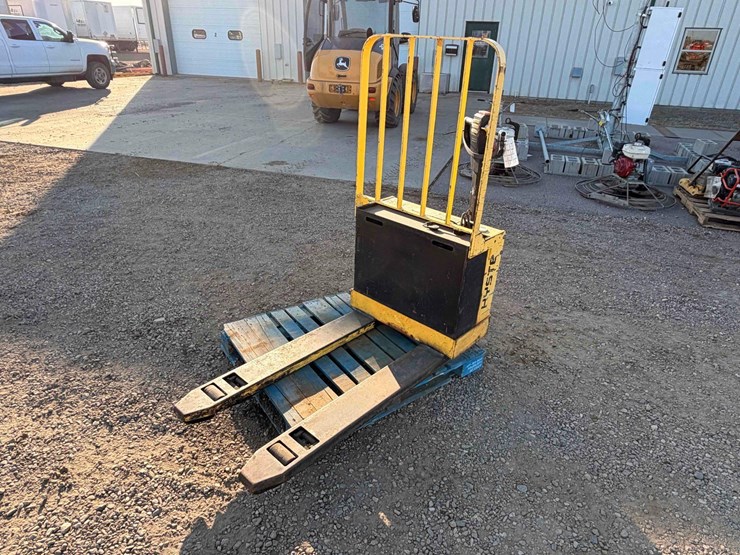hyster-w40t-walk-behind-electric-pallet-jack-image-1