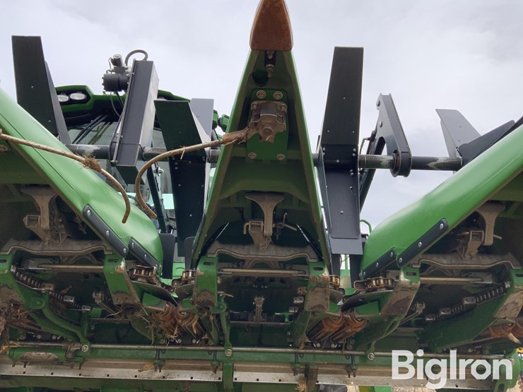 2024-john-deere-c8r-image-13