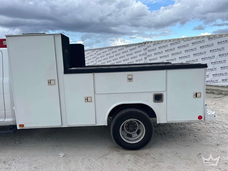 2019-dodge-3500-image-17