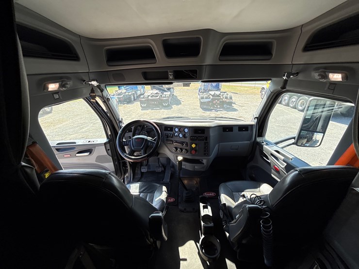 peterbilt-579-image-49