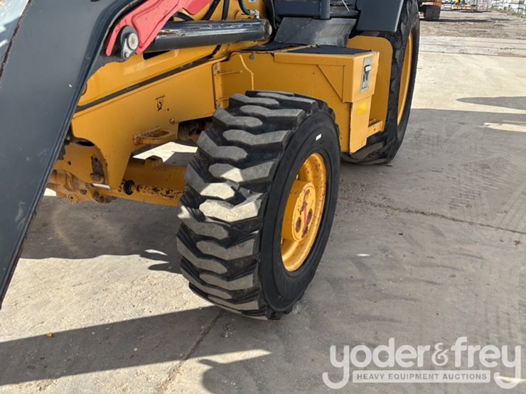2019-deere-310l-image-9
