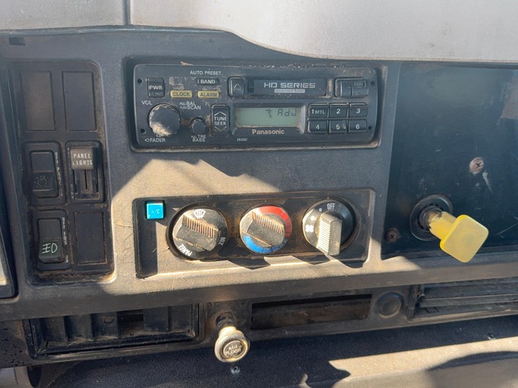 1995-international-8100-image-26