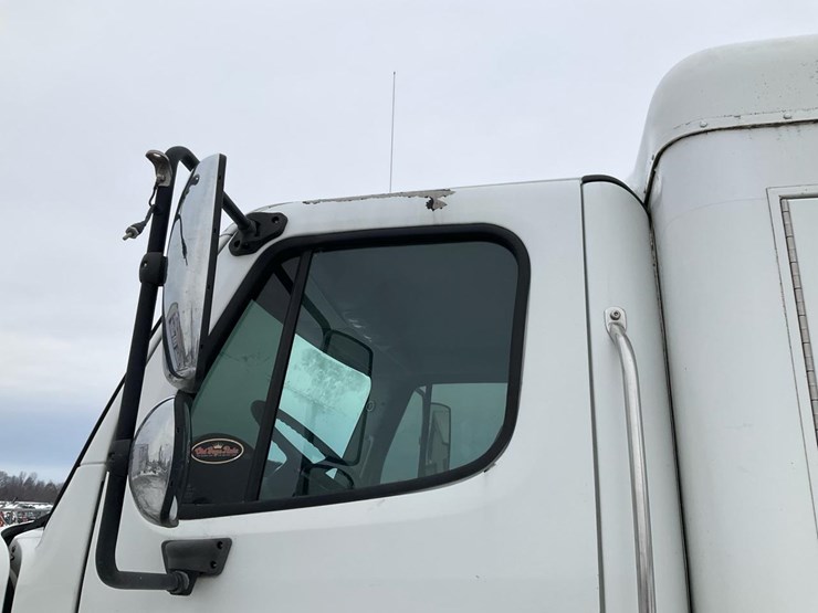 2005-freightliner-m2-106-image-22