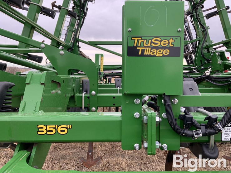 2019-john-deere-2330-image-11