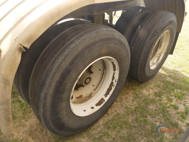 1988-j-&-l-pneumatic-dry-bulk-trailer,-s/n-1j9p4at28j2001073:-t/a,-model-100tl,-3-pod,-alum.,-1040-cu-ft-cap.-image-5